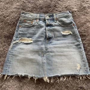 Blå jeanskjol från Levi’s - Blå jeanskjol från Levi’s i storlek 26. Fint skick!