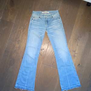 Low waist jeans i bra skick, jätte fina byxor som inte säljs längre!