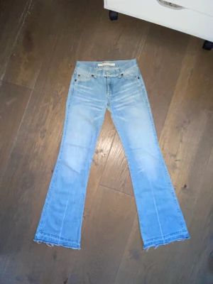 Lågmidjade jeans - Low waist jeans i bra skick, jätte fina byxor som inte säljs längre!
