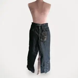 Jeans från Signal, modell 31414. Helt ny, med prislapp kvar. Slitage bild är inte slitage bild. Visar detalj  Storlek: 34 Material: Bomull
