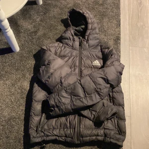 Adidas jacka - Andvänd ganska mycket men det syns inte ser ut som den är nyköpt men haft den i 1 år typ köpte för 1000kr nu kostar den 1,200 så väldigt bra pris jag lägger ut för fråga om fler frågor elr mer bilder på jackan☺️