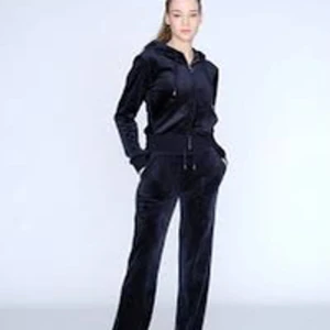 Juicy couture byxor  - Stl 36 säljer för väldigt bra pris då jag bara vill bli av med dem! 