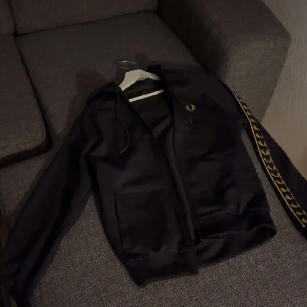 Säljer denna fred Perry zip hoodie i nyskick i storlek Xs men tror den passar S också. Bara skriv för minsta funderingar. Priset är inte hugget i sten.. Hoodies.