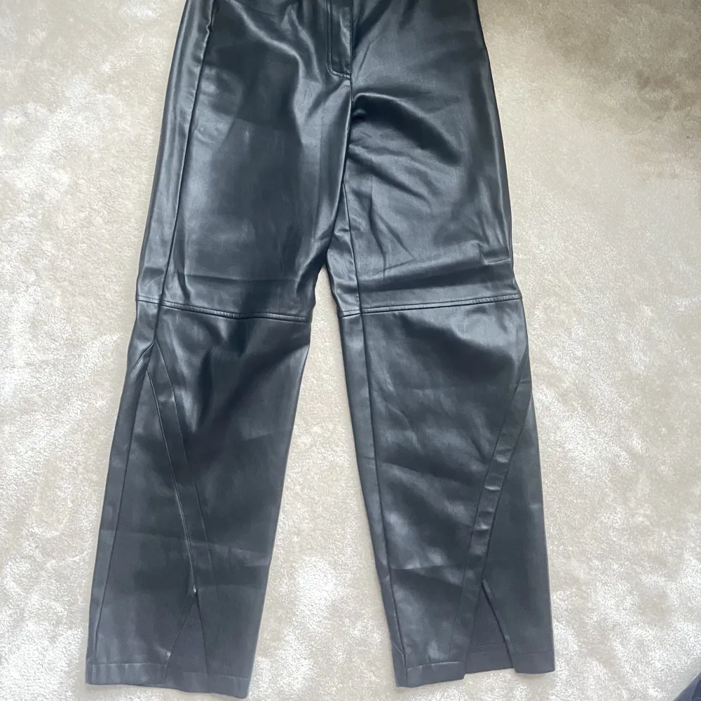 Svarta skinnbyxor från en influenser kollektion med nakd💖. Jeans & Byxor.