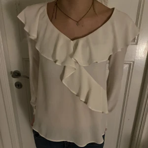 Zara blus - Säljer denna fina blus från zara då den inte kommer till användning