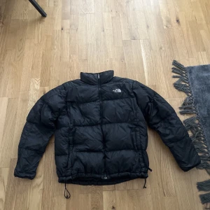 The north face puffer - Vill byta den mot en i strlk M är lite gammal 