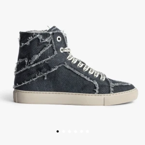 Zadig et Voltaire Sneakers  - Jag säljer mina sjukt coola ZV1747 High Flash High-Top Trainers från Zadig. Köpta i mars 2023. Svarta skosnören medföljer! Säljer då de inte kommer till användning. De är sparsamt använda och har därav inga defekter eller liknande!🫶🏻 Nypris: Ca 3400 kr