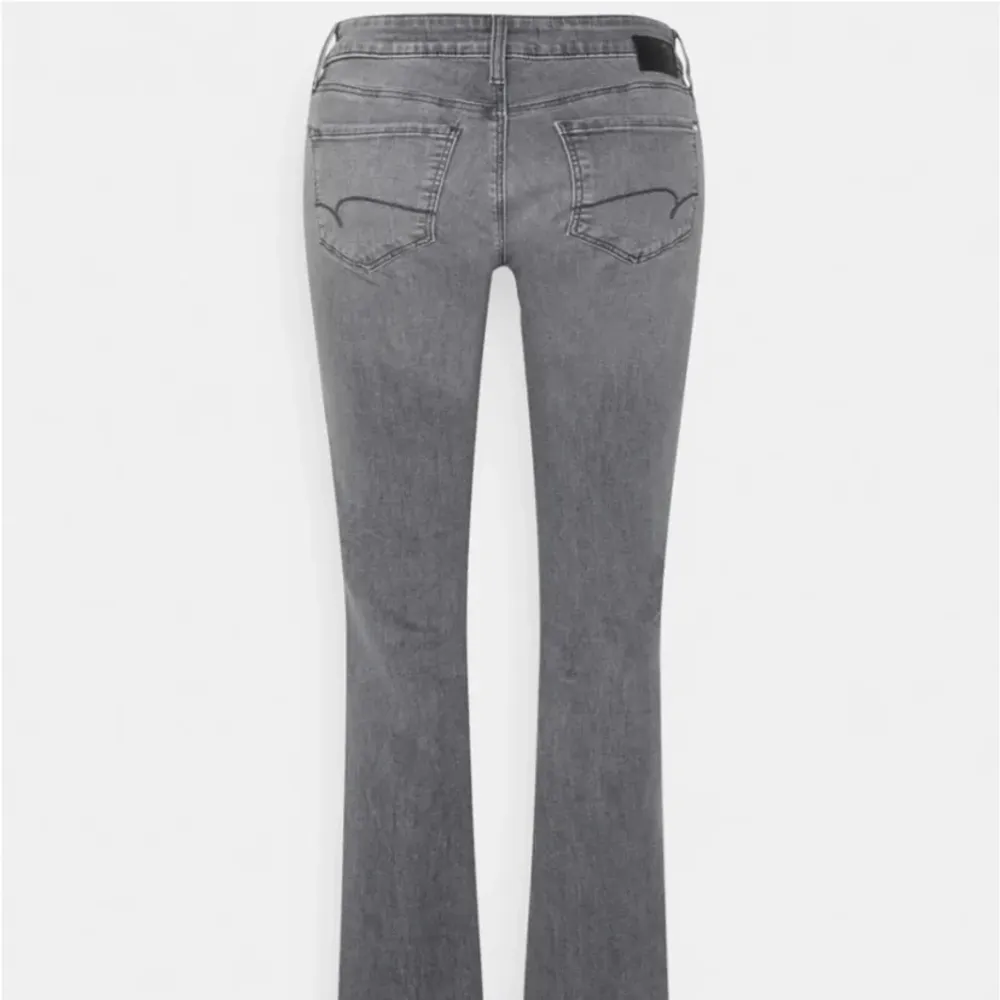Ett par gråa jeans från Mavi . Jeans & Byxor.