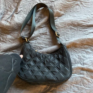 väska  - söt väska från lindex med bra material, aldrig använd🤍köpt för 399 säljer billigt pga ingen användning😊