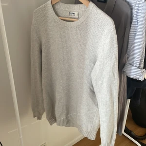 Stickad tröja  - Säljer dobber stickad tröja fräsch med inga defekter eller något sånt bara att hör av dig 