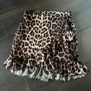 leopard kjol - omlott kjol ifrån nelly, bara legat i garderoben så i jättefint skick! 