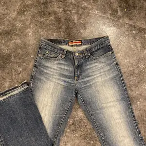 Lågmidjade Bootcut jeans från only. Bra skick men slitningar längst ner på benet. Storlek w30 l32 men skulle säga dem är som en 26 och lite längre för att jag sprättat dem💐