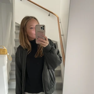 Bomberjacka  - Bomberjacka från Zara! Superfin grön färg men kommer inte till användning så ofta❤️❤️