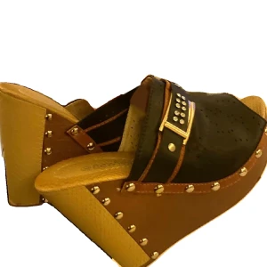 Kilklackar - säljer dessa fina kilklackar med massor av fina detaljer då dom var för små för mig. Inköpta på sellpy men aldrig använda av mig. Jättefint skick och storlek 39, storleken uppskattas. Kontakta om du är intresserad eller har övriga frågor ❤️