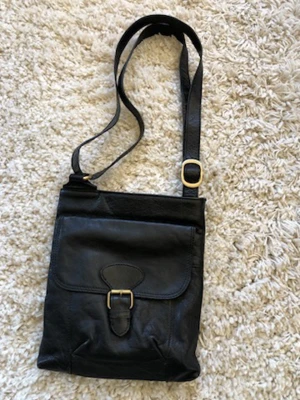 Handväska  - Handväska i skinn 25x22 cm. Använd men i fint skick. Skriv för mer frågor eller bilder💕