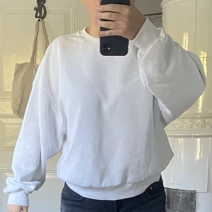Sweatshirt  - Säljer min supersköna sweatshirt från Gina 😊 Köpte för 260kr säljer för 100kr! Endast använd några få gånger så mycket bra skick och fortfarande väldigt mjuk. Köparen står för ev. frakt 🫶🏽