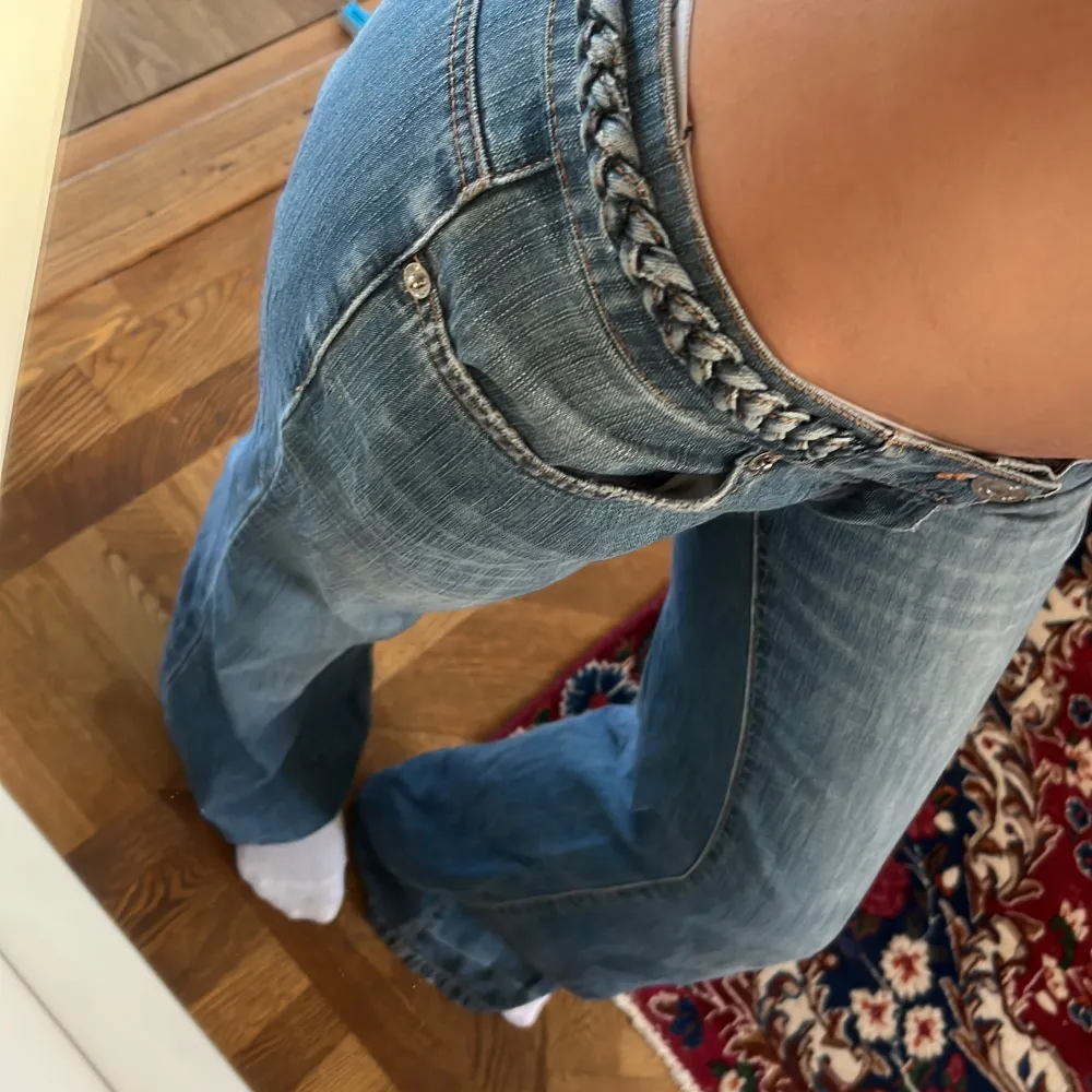 Vintage jeans från fornarina som var min fasters på 2000 taletttt. As coola detaljer. Har bara en ficka på baksidan me en cool detalj på. Innerbenslängden ca 82. Väldigt lågmidjade och bootcut. Passar en xs men är ganska stretchiga så kan passa s också ❤️. Jeans & Byxor.