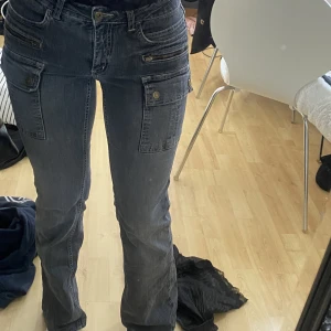 Jeans - Dåligt skick i nederdelen som visas på bilden