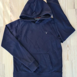 Marinblå GANT hoodie - Marinblå GANThoodie stl. 158/164, 13- 14 år.