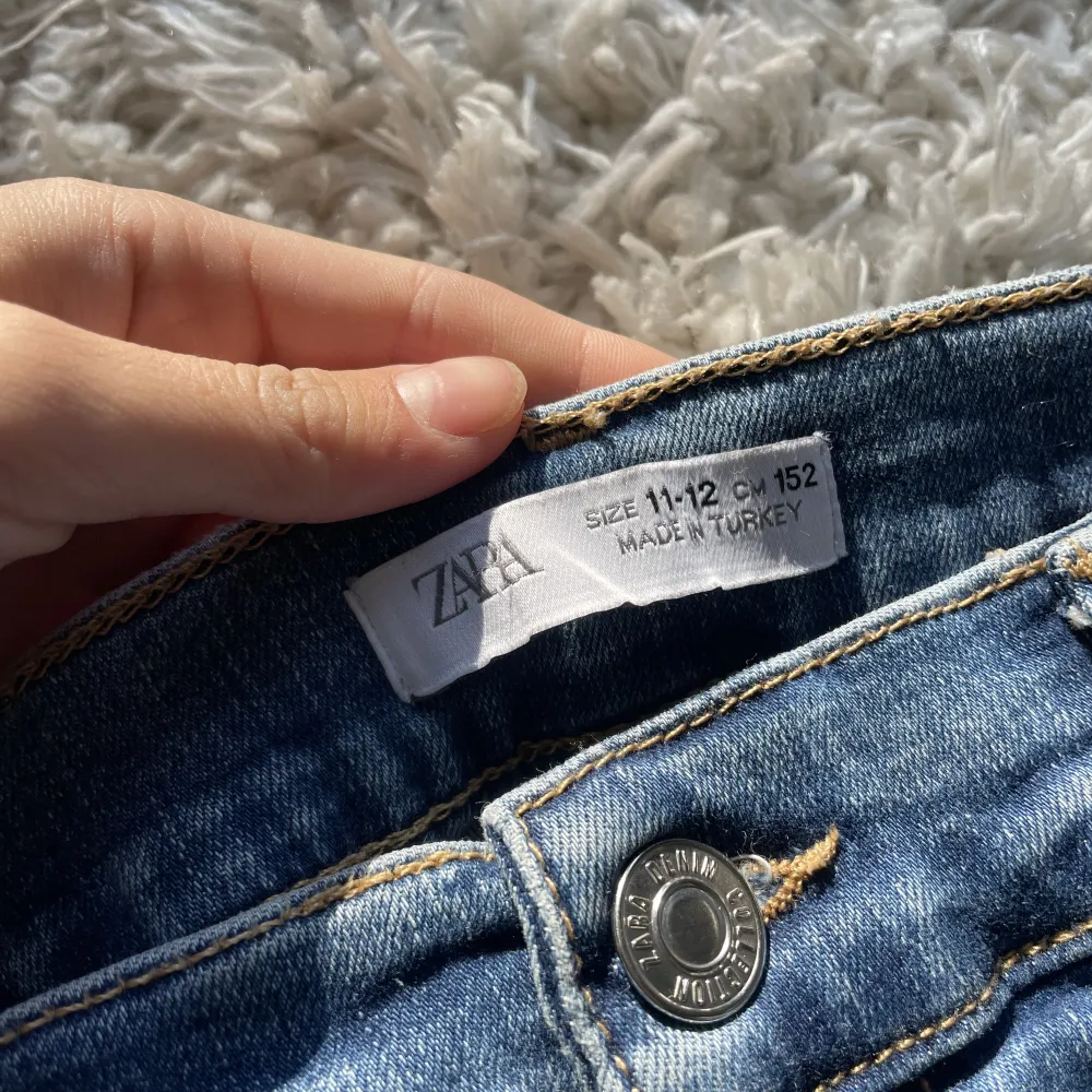 Säljer jeansen för att de är för korta för mig och gillar inte modellen så mycket, använt dom typ 2-4 gånger.. Jeans & Byxor.