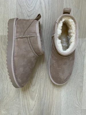 Ugg - Ugg dupes i strl 37. Varma och rejäla. Helt oanvända. True to size. Kommer ej gå ner i pris. 