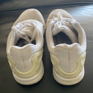 Adidas skor  - Vita adidas skor rätt så använda därför säljer ja för ett lågt pris. Vid diskussion kan priset sänkas.