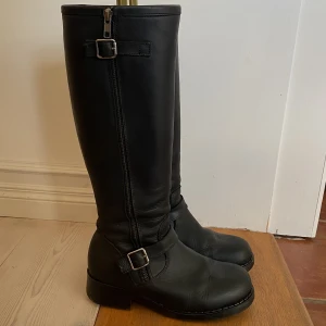 Johnny Bulls stövlar boots - Johnny Bulls stövlar boots med dragkedja på utsidan i stl 37  Nypris ca 2000.  Pris kan diskuteras!