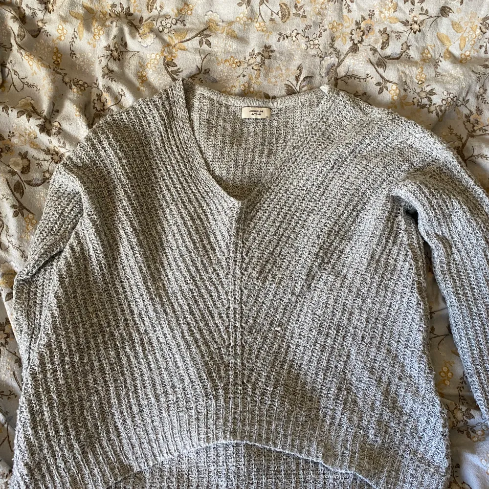 Gullig stickad tröja från Jacqueline de young! Köpt för ca tre år sedan men mycket sparsamt använd❤️ V-Ringad och lite kort på mig som är 1,70🩷 Skriv för frågor!. Stickat.