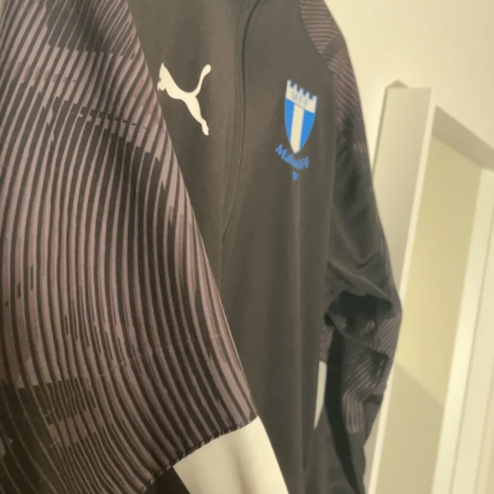 Snygg Malmö FF träningströja med blixtlås. Rätt så använd men på senaste har den mest hängt i garderoben. Storlek S. Hör av er om ni har frågor eller liknande! :). Hoodies.