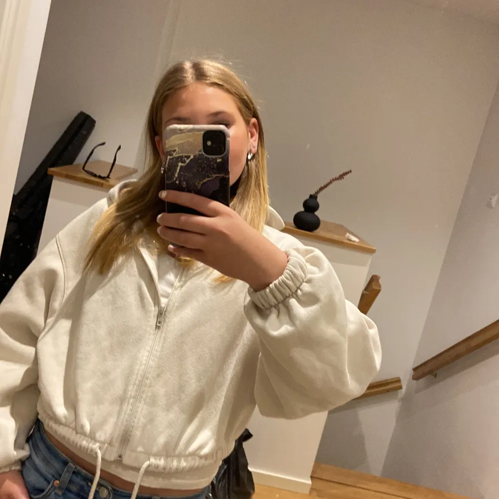 En fin beige/vit tjocktröja med dragkedja i bra skick. Använd några gånger skön och mjuk i  materialet. . Hoodies.