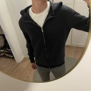 Kashmir Hel-Zip - Mörkgrå hel-zip i kashmirblandning från Bruun & Stengade. Storlek M. Fint skick. 499kr