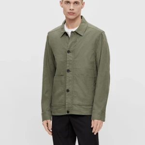 Overshirt J.Lindeberg - Säljer min killes overshirt från J.Lindeberg eftersom att han inte tycker färgen passar han. Aldrig använt. Inga defekter. Köptes för 2000 men säljer för 1000. Kom gärna med prisförslag. Kom privat för fler bilder!