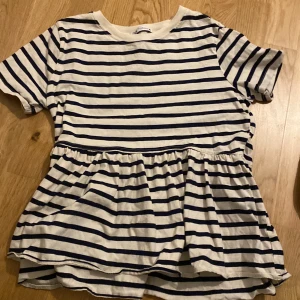 Tröja - Den är från Zara och jag har bara använt den 2 gånger den är svart och Bergh och randig