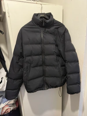 Weekday puffer jacket - Säljer nu min Weekday jacka Sällan använd därför i väldigt bra skick!!. Cond 9/10 L. 