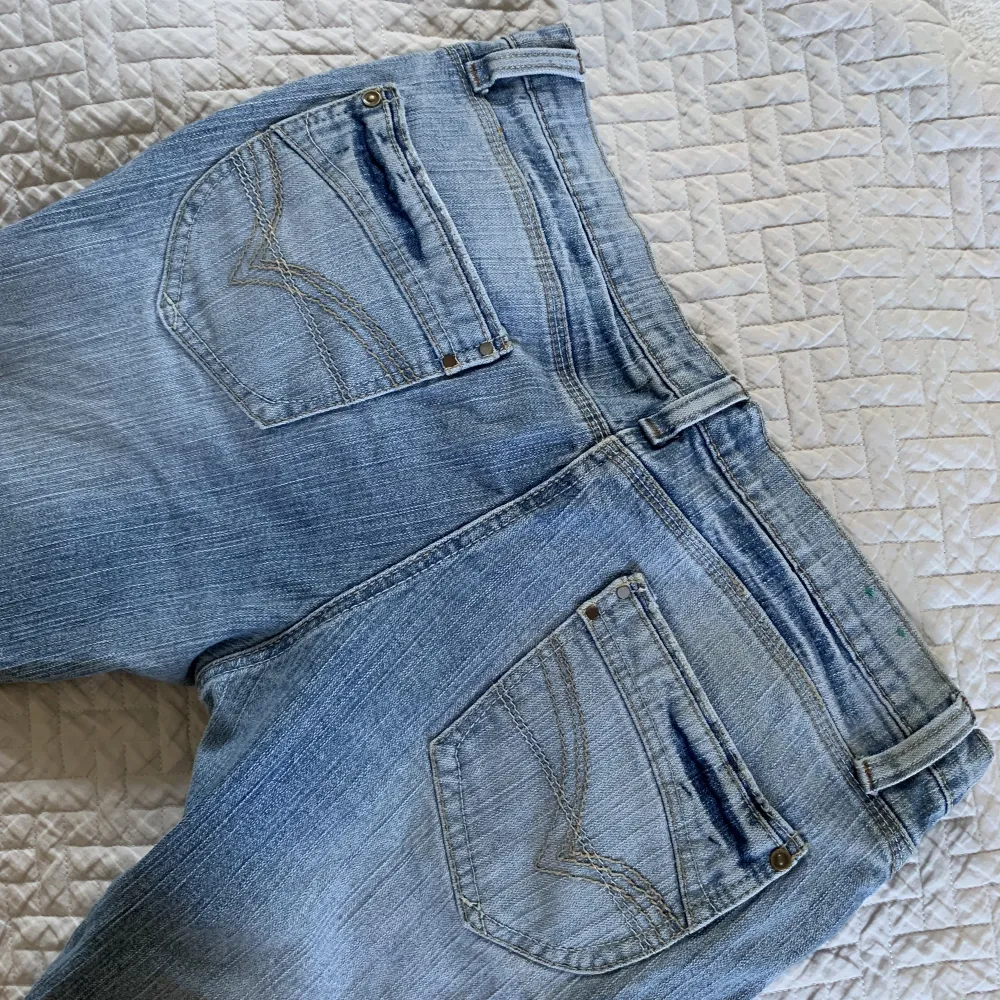 Supersnygga lågmidjade raka/bootcut jeans från märket limbo💘 Midja: 90cm Innerben: 77cm. Jeans & Byxor.