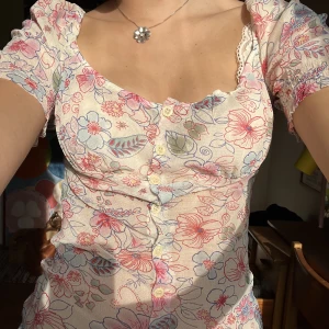 Meshblus  - Säljer denna milkmaid topp från kookai!