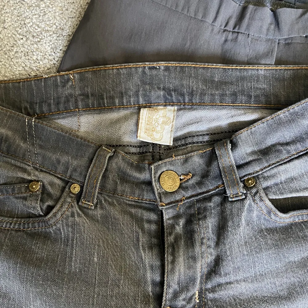 Victoria Beckham jeans i storlek 31, vilket är ungefär 36.💓 säljer då dom är lite för korta för mig, jag är 167. Jeans & Byxor.