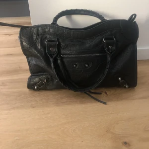 Balenciaga inspirerande väska  - Säljer min balenciaga inspirerande väska. Den är använda en gång så som helt ny. Mått: 38 x 23 x 10 cm. Rymlig så passar till skola/jobb. Vet tyvärr inte vilket märke det är på väskan då jag fick den. 