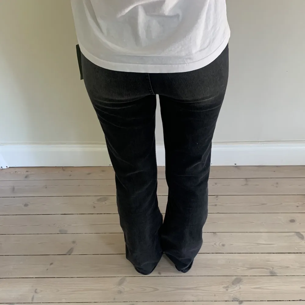 Svarta lågmidjade jeans från H&M i storlek 38. Helt oanvända! . Jeans & Byxor.