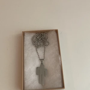 fake blohsh halsband - lådan ingår inte!!  ett billie eilish halsband som jag har haft jättelänge, säljer för att jag har 2st likadana ❤️ lite repor och det var väldigt billigt redan när jag köpte det, skriv för fler frågor eller bilder ❤️ 