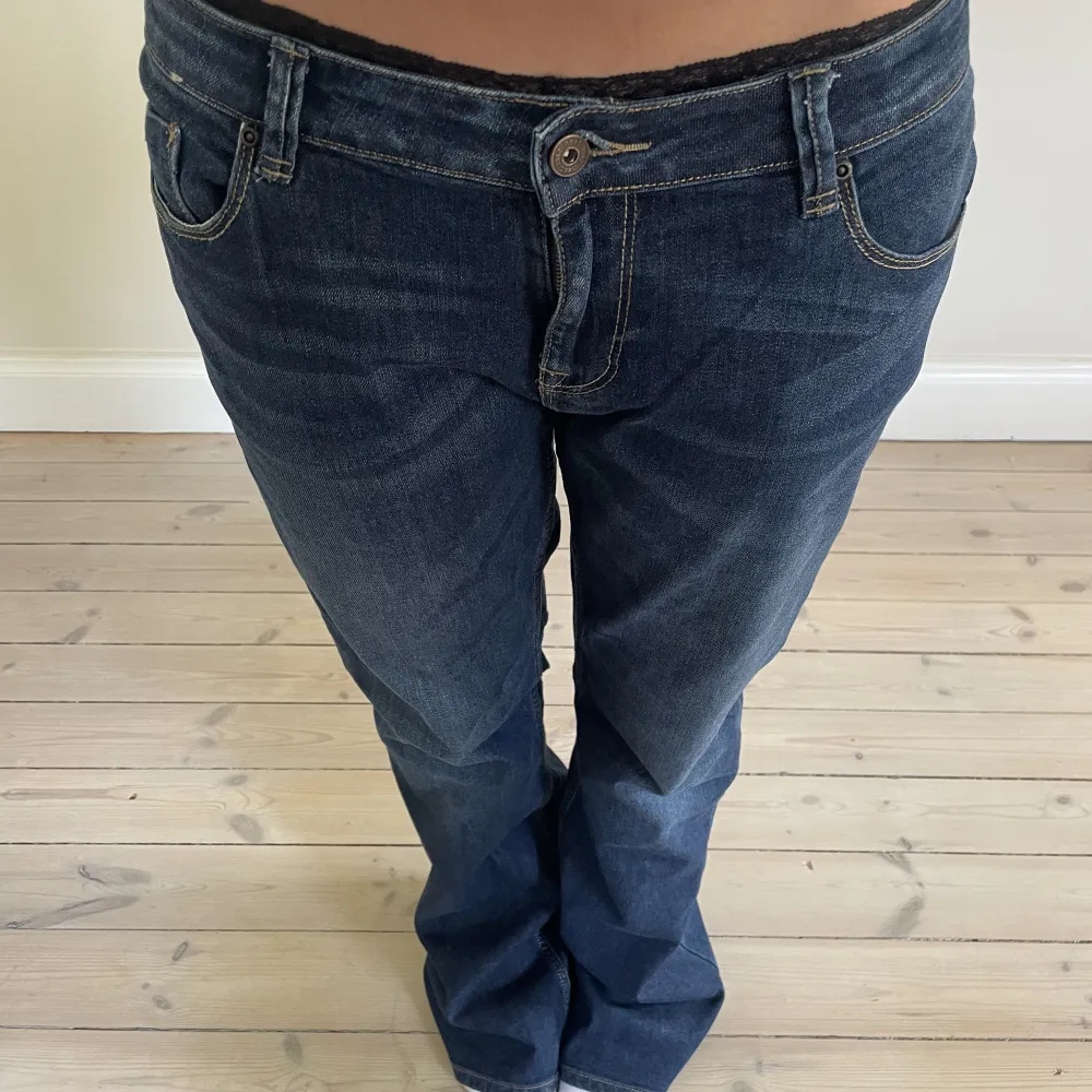 Super fina lågmidjade jeans! Storleken står tyvärr inte i jeansen, men skulle säga att det är ca M. . Jeans & Byxor.