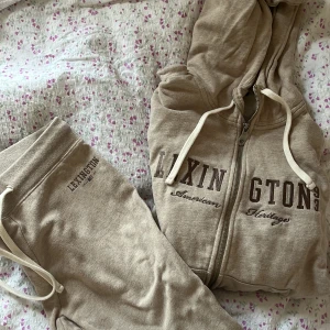 Lexington mjukis - Säljer detta mjukiset från lexington! Så himla mysigt men då jag har ett till marinblått kommer detta ej till användning! Detta set tillsammans kostar ca 1900! Mitt pris är 600 för båda delarna tillsammans! Byxorna är det storlek S på och tröjan M 