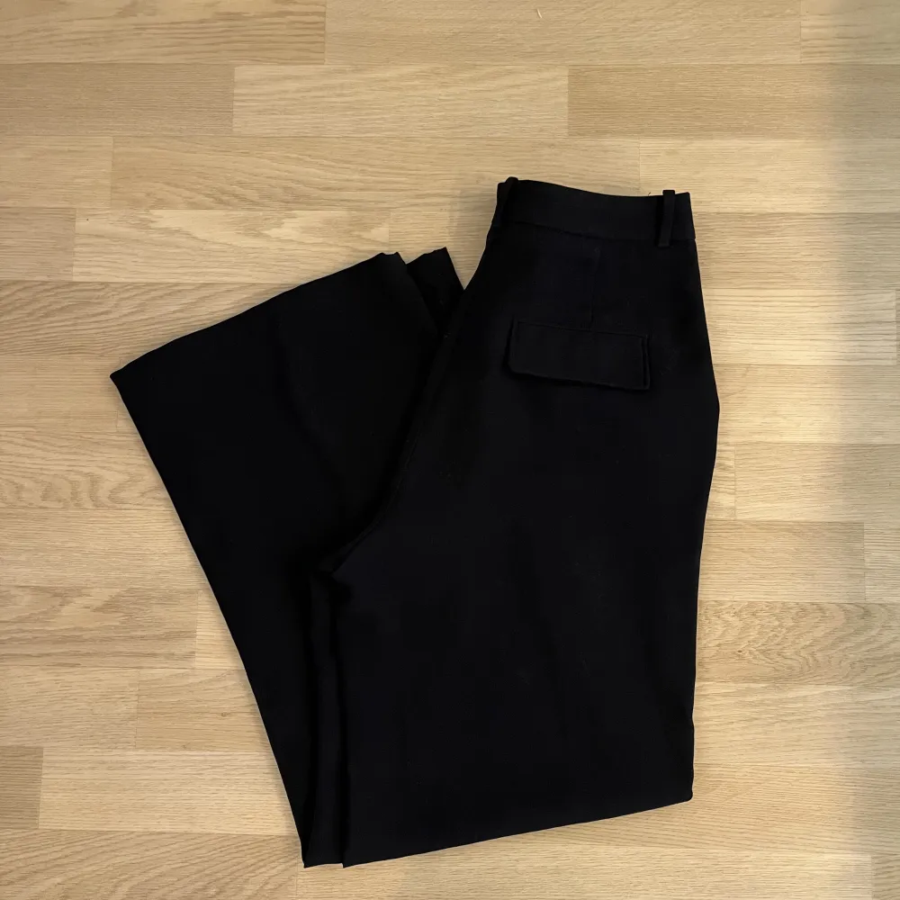 Zara kostymbyxor, svart med ”fake” fickor bak, storlek M. Nyskick, endast använd ett fåtal gånger.. Jeans & Byxor.