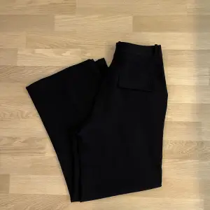 Zara kostymbyxor, svart med ”fake” fickor bak, storlek M. Nyskick, endast använd ett fåtal gånger.