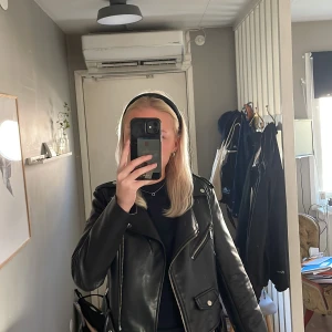 Skinnjacka  - Skinnjacka från stradivarius i väldigt bra skick! Köparen står för frakten💕💕