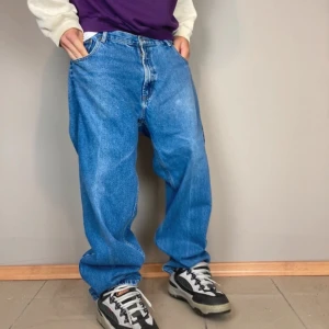 Blue Jeans Denim Baggy - Utmärkt skick Inga skador.  Storlek: 49cm midja 103cm lång 22.5cm byxben  Modell 183 cm 75kg