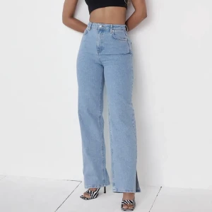 Jeans  - Jeans från NA-KD i storlek 32. Väl använda men väldigt bra skick. Säljer då den blivit för små för mig.