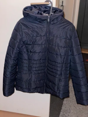 Mariblå pufferjacka - Säljer denna oanvända pufferjacka. Perfekt till hösten/vintern. Köpt i tyskland. Väldigt bra material och mycket skön och varm. Strl: 38