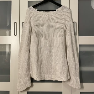 Stickad tröja - Fin vit stickad tröja i bra skick!! Ger fin silhuett!! 
