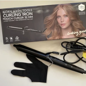 Locktång från Björn Axén - Har bara provat den en gång, men det blev inte mer för föredrar att locka med min plattång. Köptes från Lyko för 699 kr, har kartong och allt kvar. Skickar även med en värmehanske från Lyko för 59 kr. Bara höra av sig vid frågor eller diskutera pris!